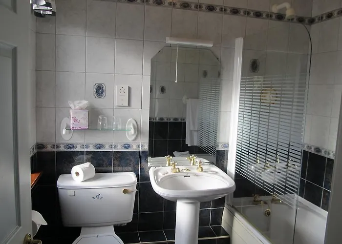 לינה וארוחת בוקר Neidin House 3*